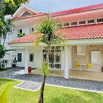 Emerald Luxury & Comfort Villa In Nusa Dua
