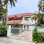 Emerald Luxury & Comfort Villa In Nusa Dua