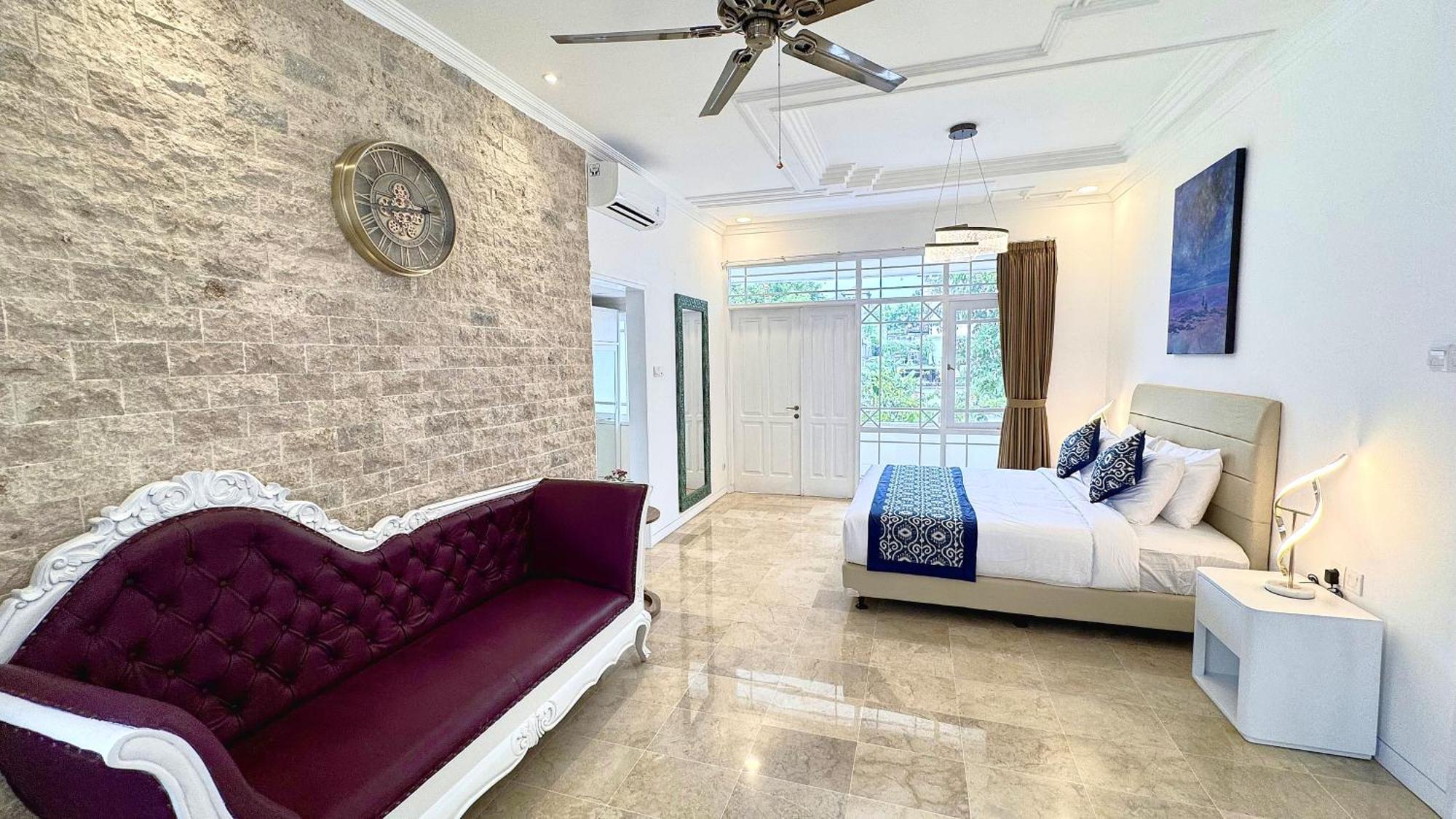 Emerald Luxury & Comfort In *