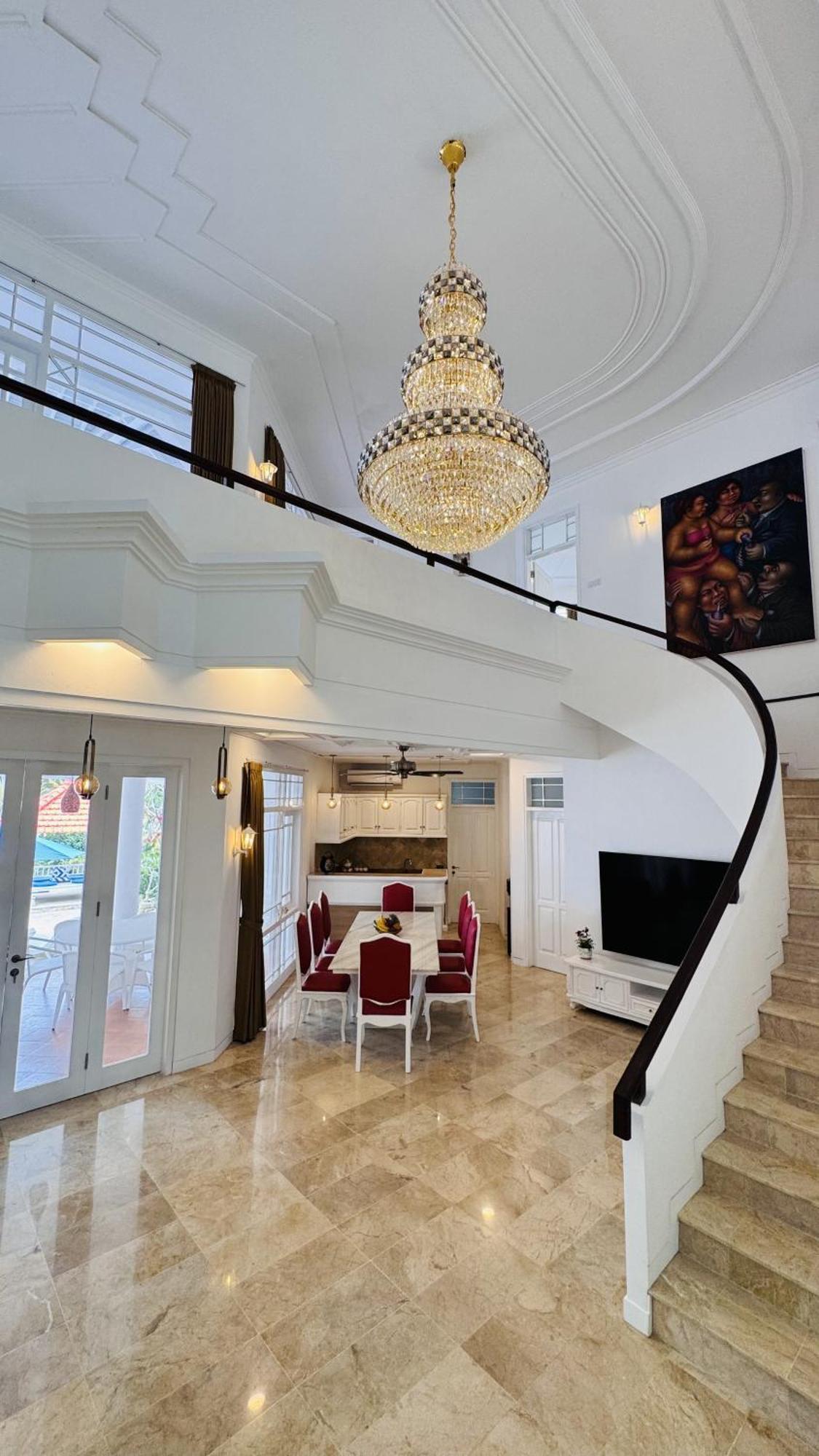 Emerald Luxury & Comfort In